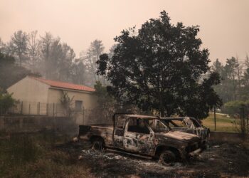 Πυρκαγιά στην Βόρεια Εύβοια, Κυριακή 8 Αυγούστου 2021. Στιγμιότυπο από το χωριό Γούβες.
(EUROKINISSI/ΒΑΣΙΛΗΣ ΡΕΜΠΑΠΗΣ)