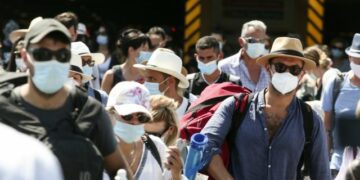 Medical staff collects  swab samples from passengers to test for the COVID-19 coronavirus at the port of Piraeus, in Athens, on August 16, 2020 / Δειγματοληπτικοί έλεγχοι για τον Covid-19 σε ταξιδιώτες στο λιμάνι του Πειραιά, στίς 16 Αυγούστου, 2020