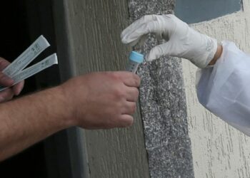 A man receives a self coronavirus test from a medical student on his doorsteps, amid the coronavirus disease (COVID-19) outbreak, in Sao Caetano do Sul, Sao Paulo State, Brazil, April 14, 2020. REUTERS/Rahel Patrasso