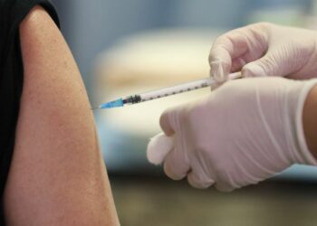 Medical personnel receives the Pfizer-BioNTech COVID-19 vaccine, during the vaccination campaign against coronavirus disease (COVID-19), at General University Hospital in Patrasm Greece on December 29, 2020. / Υγειονομικό προσωπικό λαμβάνει το εμβόλιο των εταιριών Pfizer-BioNTech κατά της COVID-19, κατά την πρώτη ημέρα εμβολιασμών για την ασθένεια του νέου κορωνοϊού (COVID-19) στο Πανεπιστημιακό Γενικό Νοσοκομείο, Πάτρών, 29 Δεκεμβρίου 2020.