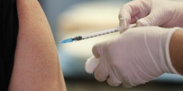 Medical personnel receives the Pfizer-BioNTech COVID-19 vaccine, during the vaccination campaign against coronavirus disease (COVID-19), at General University Hospital in Patrasm Greece on December 29, 2020. / Υγειονομικό προσωπικό λαμβάνει το εμβόλιο των εταιριών Pfizer-BioNTech κατά της COVID-19, κατά την πρώτη ημέρα εμβολιασμών για την ασθένεια του νέου κορωνοϊού (COVID-19) στο Πανεπιστημιακό Γενικό Νοσοκομείο, Πάτρών, 29 Δεκεμβρίου 2020.
