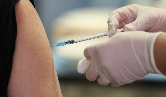 Medical personnel receives the Pfizer-BioNTech COVID-19 vaccine, during the vaccination campaign against coronavirus disease (COVID-19), at General University Hospital in Patrasm Greece on December 29, 2020. / Υγειονομικό προσωπικό λαμβάνει το εμβόλιο των εταιριών Pfizer-BioNTech κατά της COVID-19, κατά την πρώτη ημέρα εμβολιασμών για την ασθένεια του νέου κορωνοϊού (COVID-19) στο Πανεπιστημιακό Γενικό Νοσοκομείο, Πάτρών, 29 Δεκεμβρίου 2020.