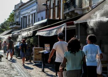 Στιγμιότυπα από το ιστορικό κέντρο της Αθήνας, Μοναστηράκι, Αρχαία Αγορά, Πλάκα, τουριστική κίνηση και εστίαση, Τρίτη 13 Ιουλίου 2021  (ΓΙΕΝΑΝΤΑ ΝΤΕΛΑΙ /EUROKINISSI)