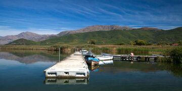 Γαλήνη στο λιμανάκι της Μικρολίμνης, στις όχθες της μικρής Πρέσπας. (Φωτογραφίες: Όλγα Χαραμή)