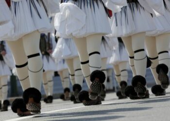 Λόχος Ευζώνων παρελαύνει μπροστά από τους επισήμους στο Μνημείο του Αγνώστου Στρατιώτη, Αθήνα, Πέμπτη 25 Μαρτίου 2021. Με κάθε επισημότητα, τηρώντας παράλληλα όλα τα προβλεπόμενα μέτρα για την πανδημία του κορονοϊού, πραγματοποιούνται οι επετειακές εκδηλώσεις για τα  200 χρόνια από την Επανάσταση του 1821. Μεταξύ των υψηλών προσκεκλημένων που θα παραστούν στις εκδηλώσεις της χώρας μας είναι ο Ρώσος πρωθυπουργός, Mikhail Mishustin, ο πρίγκηπας της Ουαλίας, Κάρολος, μαζί με την Δούκισσα της Κορνουάλης Καμίλα,  η υπουργός Άμυνας της Γαλλικής Δημοκρατίας, Florence Parly καθώς και ο πρόεδρος της Κύπρου, Νίκος Αναστασιάδης, μαζί με τη σύζυγό του, Άντρη.  ΑΠΕ-ΜΠΕ/ΑΠΕ-ΜΠΕ/ΚΩΣΤΑΣ ΤΣΙΡΩΝΗΣ