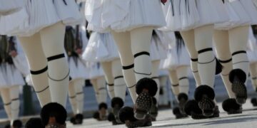 Λόχος Ευζώνων παρελαύνει μπροστά από τους επισήμους στο Μνημείο του Αγνώστου Στρατιώτη, Αθήνα, Πέμπτη 25 Μαρτίου 2021. Με κάθε επισημότητα, τηρώντας παράλληλα όλα τα προβλεπόμενα μέτρα για την πανδημία του κορονοϊού, πραγματοποιούνται οι επετειακές εκδηλώσεις για τα  200 χρόνια από την Επανάσταση του 1821. Μεταξύ των υψηλών προσκεκλημένων που θα παραστούν στις εκδηλώσεις της χώρας μας είναι ο Ρώσος πρωθυπουργός, Mikhail Mishustin, ο πρίγκηπας της Ουαλίας, Κάρολος, μαζί με την Δούκισσα της Κορνουάλης Καμίλα,  η υπουργός Άμυνας της Γαλλικής Δημοκρατίας, Florence Parly καθώς και ο πρόεδρος της Κύπρου, Νίκος Αναστασιάδης, μαζί με τη σύζυγό του, Άντρη.  ΑΠΕ-ΜΠΕ/ΑΠΕ-ΜΠΕ/ΚΩΣΤΑΣ ΤΣΙΡΩΝΗΣ