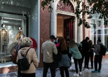 Κίνηση στα εμπορικά καταστήματα στην οδό Ερμού στην Αθήνα, την Κυριακή 7 Νοεμβρίου 2021. 
Ανοιχτά ήταν τα εμπορικά καταστήματα στο πλαίσιο των ενδιάμεσων εκπτώσεων και με τα νέα μέτρα σε ισχύ για τους ανεμβολίαστους και η πρόσβασή τους γίνεται υποχρεωτικά με επίδειξη pcr ή rapid τεστ.
(ΒΑΣΙΛΗΣ ΡΕΜΠΑΠΗΣ/EUROKINISSI)