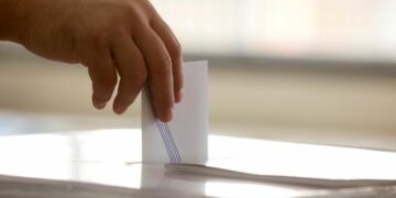 Πολίτης ρίχνει την ψήφο του στην κάλπη για τις Βουλευτικές Εκλογές 2015, στο 912ο Εκλογικό Τμήμα, στο 4ο Γυμνάσιο στο Αιγάλεω, Κυριακή 20 Σεπτεμβρίου 2015. Ομαλά και χωρίς ιδιαίτερα προβλήματα διεξάγεται από τις 7 το πρωί η εκλογική διαδικασία. Οι κάλπες κλείνουν στις 7 το απόγευμα, ενώ πρώτη ασφαλή εκτίμηση του αποτελέσματος θα έχουμε λίγο μετά τις 9 καθώς τότε υπολογίζεται ότι θα έχει καταμετρηθεί το 10% των ψήφων της επικράτειας. ΑΠΕ-ΜΠΕ/ΑΠΕ-ΜΠΕ/ΔΗΜΗΤΡΗΣ ΠΑΠΑΜΗΤΣΟΣ
