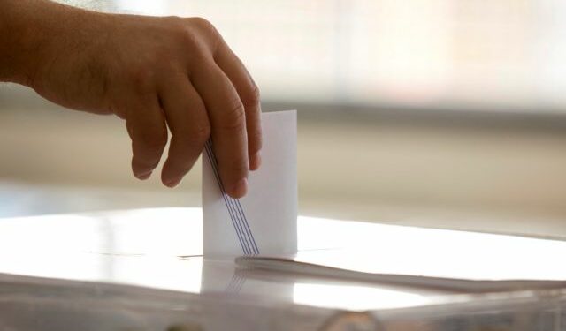 Πολίτης ρίχνει την ψήφο του στην κάλπη για τις Βουλευτικές Εκλογές 2015, στο 912ο Εκλογικό Τμήμα, στο 4ο Γυμνάσιο στο Αιγάλεω, Κυριακή 20 Σεπτεμβρίου 2015. Ομαλά και χωρίς ιδιαίτερα προβλήματα διεξάγεται από τις 7 το πρωί η εκλογική διαδικασία. Οι κάλπες κλείνουν στις 7 το απόγευμα, ενώ πρώτη ασφαλή εκτίμηση του αποτελέσματος θα έχουμε λίγο μετά τις 9 καθώς τότε υπολογίζεται ότι θα έχει καταμετρηθεί το 10% των ψήφων της επικράτειας. ΑΠΕ-ΜΠΕ/ΑΠΕ-ΜΠΕ/ΔΗΜΗΤΡΗΣ ΠΑΠΑΜΗΤΣΟΣ
