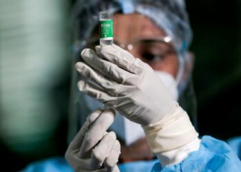 FILE PHOTO: A health official draws a dose of the AstraZeneca's COVID-19 vaccine manufactured by the Serum Institute of India, at Infectious Diseases Hospital in Colombo, Sri Lanka January 29, 2021. REUTERS/Dinuka Liyanawatte/File Photo