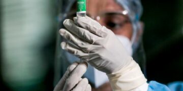 FILE PHOTO: A health official draws a dose of the AstraZeneca's COVID-19 vaccine manufactured by the Serum Institute of India, at Infectious Diseases Hospital in Colombo, Sri Lanka January 29, 2021. REUTERS/Dinuka Liyanawatte/File Photo