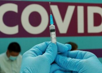 FILE PHOTO: A healthcare worker prepares a dose of Sputnik V (Gam-COVID-Vac) vaccine against the coronavirus disease (COVID-19) at a vaccination centre in Gostiny Dvor in Moscow, Russia July 6, 2021. REUTERS/Tatyana Makeyeva/File Photo