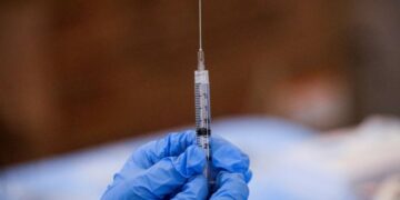 FILE PHOTO: FILE PHOTO: A syringe is filled with a dose of Pfizer's COVID-19 vaccine at a pop-up community vaccination center at the Gateway World Christian Center in Valley Stream, New York, U.S., February 23, 2021.  REUTERS/Brendan McDermid/File Photo
