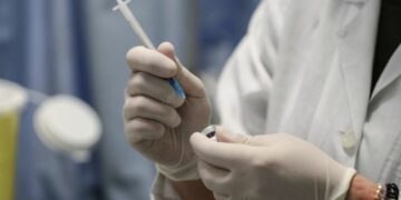 Medical personnel receives the Pfizer-BioNTech COVID-19 vaccine, during the vaccination campaign against coronavirus disease (COVID-19), at General University Hospital in Patrasm Greece on December 29, 2020. / Υγειονομικό προσωπικό λαμβάνει το εμβόλιο των εταιριών Pfizer-BioNTech κατά της COVID-19, κατά την πρώτη ημέρα εμβολιασμών για την ασθένεια του νέου κορωνοϊού (COVID-19) στο Πανεπιστημιακό Γενικό Νοσοκομείο, Πάτρών, 29 Δεκεμβρίου 2020.