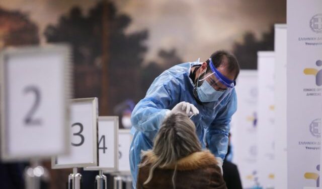 Medical staff collects swab samples  to test for the COVID-19 coronavirus at Syntagma metro station, in Athens, December 14, 2020 / Δειγματοληπτικοί έλεγχοι για τον Covid-19 στο μετρό Συντάγματος, Αθήνα, 14 Δεκεμβρίου, 2020