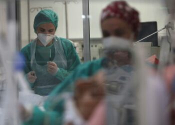 Members of the medical staff treat coronavirus disease (COVID-19) positive patients at the intensive care unit (ICU) of the Sotiria hospital, in Athens, Greece, November 12, 2021. Picture taken November 12, 2021. REUTERS/Giorgos Moutafis