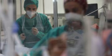 Members of the medical staff treat coronavirus disease (COVID-19) positive patients at the intensive care unit (ICU) of the Sotiria hospital, in Athens, Greece, November 12, 2021. Picture taken November 12, 2021. REUTERS/Giorgos Moutafis
