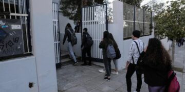 Reopening of high schools after 5 months as part of the new measures of controlling the Covid-19 Pandemic, in Glyfada, Athens, Greece, on April 12, 2021 / Επανέναρξη των δια ζώσης μαθημάτων μετά απο 5 μήνες στο 2ο Γενικό Λύκειο Γλυφάδας και σε όλα τα λύκεια της Αττικής, με εφαρμογή των μέτρων κατά της εξάπλωσης του νέου κορονοϊού COVID-19, 12 Απριλίου, 2021