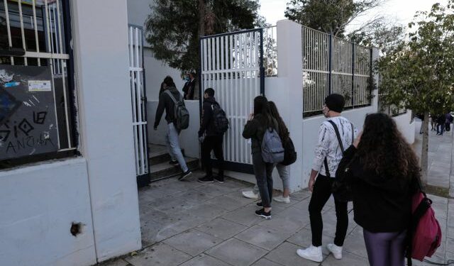 Reopening of high schools after 5 months as part of the new measures of controlling the Covid-19 Pandemic, in Glyfada, Athens, Greece, on April 12, 2021 / Επανέναρξη των δια ζώσης μαθημάτων μετά απο 5 μήνες στο 2ο Γενικό Λύκειο Γλυφάδας και σε όλα τα λύκεια της Αττικής, με εφαρμογή των μέτρων κατά της εξάπλωσης του νέου κορονοϊού COVID-19, 12 Απριλίου, 2021