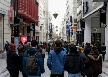 ΚΟΣΜΟΣ ΣΤΗΝ ΕΡΜΟΥ  (ΓΙΩΡΓΟΣ ΚΟΝΤΑΡΙΝΗΣ / EUROKINISSI)