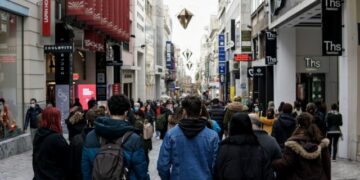 ΚΟΣΜΟΣ ΣΤΗΝ ΕΡΜΟΥ  (ΓΙΩΡΓΟΣ ΚΟΝΤΑΡΙΝΗΣ / EUROKINISSI)