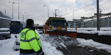 Εγκλωβισμένα αυτοκίνητα στην Αττική Οδό, στην έξοδο για την Δουκίσσης Πλακεντίας (κατεύθυνση προς αεροδρόμιο), από την ισχυρή χιονόπτωση που προκάλεσε η κακοκαιρία "Ελπίς", Τρίτη 25 Ιανουαρίου 2022.
(ΣΩΤΗΡΗΣ ΔΗΜΗΤΡΟΠΟΥΛΟΣ/EUROKINISSI)
