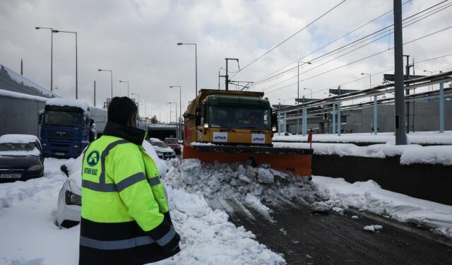 Εγκλωβισμένα αυτοκίνητα στην Αττική Οδό, στην έξοδο για την Δουκίσσης Πλακεντίας (κατεύθυνση προς αεροδρόμιο), από την ισχυρή χιονόπτωση που προκάλεσε η κακοκαιρία "Ελπίς", Τρίτη 25 Ιανουαρίου 2022.
(ΣΩΤΗΡΗΣ ΔΗΜΗΤΡΟΠΟΥΛΟΣ/EUROKINISSI)