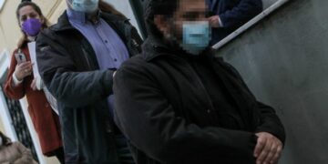 Απολογία στον ανακριτή του 37χρονου ιερέα που κατηγορείται για βιασμό ανήλικης, Παρασκευή 21 Ιανουαρίου 2022. Ο 37χρονος ιερέας, που συνελήφθη με ένταλμα, από αστυνομικούς της Υποδιεύθυνσης Προστασίας Ανηλίκων της Ασφάλειας Αττικής, κατηγορείται για τα εξής κακουργήματα: βιασμό, γενετήσιες πράξεις με ανηλίκους, κατάχρηση ανηλίκων και πορνογραφία ανηλίκων κατ' εξακολούθηση και κατά συρροή. 
(ΜΙΧΑΛΗΣ ΚΑΡΑΓΙΑΝΝΗΣ/EUROKINISSI)