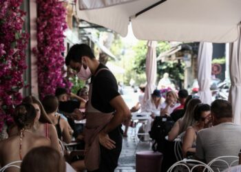 Στιγμιότυπο από κατάστημα στην περιοχή του Θησείου, Τρίτη 6 Ιουλίου 2021. Εντείνεται αυτές τις ημέρες η συνεργασία στελεχών της κυβέρνησης με εκπροσώπους επιχειρηματικών φορέων της εστίασης για το μοντέλο λειτουργίας των κλειστών χώρων από 15 Ιουλίου και τα μέτρα στήριξης των επιχειρήσεων στη νέα αυτή φάση.
(EUROKINISSI/ΒΑΣΙΛΗΣ ΡΕΜΠΑΠΗΣ)