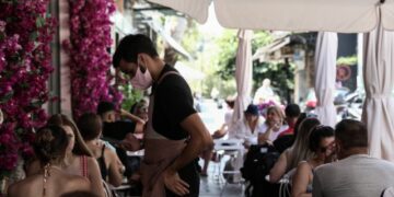 Στιγμιότυπο από κατάστημα στην περιοχή του Θησείου, Τρίτη 6 Ιουλίου 2021. Εντείνεται αυτές τις ημέρες η συνεργασία στελεχών της κυβέρνησης με εκπροσώπους επιχειρηματικών φορέων της εστίασης για το μοντέλο λειτουργίας των κλειστών χώρων από 15 Ιουλίου και τα μέτρα στήριξης των επιχειρήσεων στη νέα αυτή φάση.
(EUROKINISSI/ΒΑΣΙΛΗΣ ΡΕΜΠΑΠΗΣ)