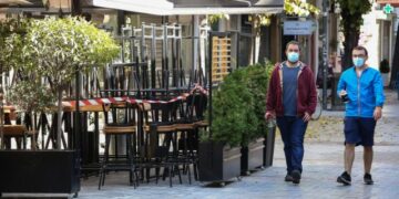 Óôéãìéüôõðï áðü ôçí ðüëç ôçò ËÜñéóáò ôçí ÄåõôÝñá 2 Íïåìâñßïõ 2020. Óå åöáñìïãÞ ôßèåíôáé áðü ôï ðñùÀ ôçò Ôñßôçò ôá íÝá ìÝôñá, ðïõ áðïôåëïýí ôçí ôåëåõôáßá åõêáéñßá íá ðåñéïñéóôåß ç äéáóðïñÜ ôïõ êïñïíïúïý, ìå âáóéêÜ óçìåßá ôçí õðï÷ñåùôéêÞ ÷ñÞóç ìÜóêáò ðáíôïý, ôçí áðáãüñåõóç êõêëïöïñßáò áðü ôá ìåóÜíõ÷ôá Ýùò ôéò 5 ôï ðñùß, êáé ôçí áíáóôïëÞ ëåéôïõñãßáò óå ÁôôéêÞ êáé Âüñåéá ÅëëÜäá â ùò ðåñéï÷Ýò ðïõ åíôÜóóïíôáé óôç æþíç áõîçìÝíïõ êéíäýíïõ â ÷þñùí åóôßáóçò, øõ÷áãùãßáò, ðïëéôéóìïý êáé áèëçôéóìïý.
(EUROKINISSI/ËÅÙÍÉÄÁÓ ÔÆÅÊÁÓ)