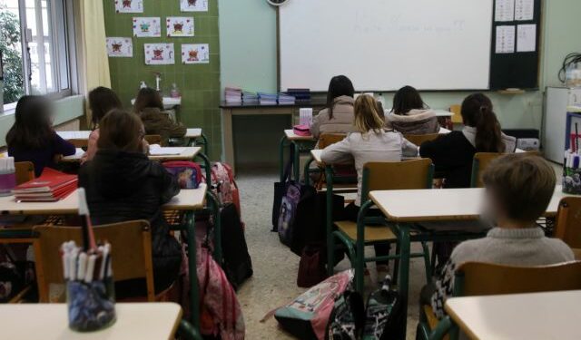 Στιγμιότυπο από το 6ο Δημοτικό Σχολείο Γλυφάδας, Δευτέρα 10 Ιανουαρίου 2022. Τα σχολεία επαναλειτούργησαν μετά τις διακοπές των Χριστουγέννων με την εφαρμογή νέων υγειονομικών πρωτοκόλλων για την αντιμετώπιση της πανδημίας του κορονοϊού.
(ΓΙΑΝΝΗΣ ΠΑΝΑΓΟΠΟΥΛΟΣ/EUROKINISSI)