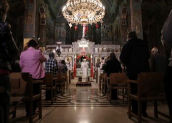 Απόδοση της εορτής του Πάσχα, μετά από απόφαση της Ιερά Συνόδου της Εκκλησίας της Ελλάδος, στο πλαίσιο των έκτακτων μέτρων για τον κοροναϊό. Ιερός Ναός Αγίων Αποστόλων Πέτρου και Παύλου, Πέυκη, Αθήνα, 26 Μαΐου 2020