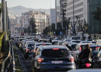 Êßíçóç óôçí Ëåùöüñï Óõããñïý ôçí Ôñßôç 18 Öåâñïõáñßïõ 2020. Ôá ìÝóá ìáæéêÞò ìåôáöïñÜò åßíáé áêéíçôïðïéçìÝíá ëüãù óõììåôï÷Þò óôçí 24ùñç áðåñãßá åíþ åðéôñÝðåôáé ç êßíçóç üëùí ôùí ï÷çìÜôùí óôï êÝíôñï ôçò ÁèÞíáò  êáèþò äåí éó÷ýåé ï äáêôýëéïò.
(EUROKINISSI/ÃÉÁÍÍÇÓ ÐÁÍÁÃÏÐÏÕËÏÓ)