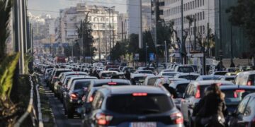 Êßíçóç óôçí Ëåùöüñï Óõããñïý ôçí Ôñßôç 18 Öåâñïõáñßïõ 2020. Ôá ìÝóá ìáæéêÞò ìåôáöïñÜò åßíáé áêéíçôïðïéçìÝíá ëüãù óõììåôï÷Þò óôçí 24ùñç áðåñãßá åíþ åðéôñÝðåôáé ç êßíçóç üëùí ôùí ï÷çìÜôùí óôï êÝíôñï ôçò ÁèÞíáò  êáèþò äåí éó÷ýåé ï äáêôýëéïò.
(EUROKINISSI/ÃÉÁÍÍÇÓ ÐÁÍÁÃÏÐÏÕËÏÓ)