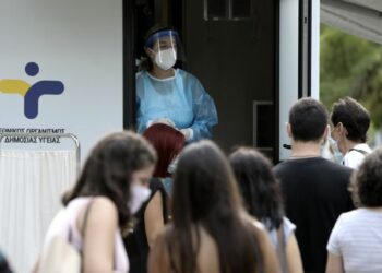 Medical staff collects swab samples  to test for the COVID-19 coronavirus at the Koumoundourou Square, in Athens, on Sept. 28, 2020 / Δειγματοληπτικοί έλεγχοι για τον Covid-19 στη πλατεία Κουμουνδούρου,Αθήνα, στις 28 Σεπτεμβρίου 2020