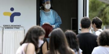 Medical staff collects swab samples  to test for the COVID-19 coronavirus at the Koumoundourou Square, in Athens, on Sept. 28, 2020 / Δειγματοληπτικοί έλεγχοι για τον Covid-19 στη πλατεία Κουμουνδούρου,Αθήνα, στις 28 Σεπτεμβρίου 2020
