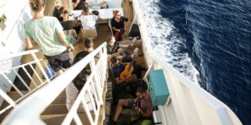 Passenger on a ferry travelling to Amorgos island during at the first summer of the pandemic of Covid-19. Passengers are obliged to wear masks, in Greece, July 2020 / Πρωινό στιγμιότυπο απο το πλοίο προς την Αμοργό κατά το πρώτο καλοκαίρι της πανδημίας του Covid-19. Οι επιβάτες υποχρεούνται να φορούν μάσκες, Ιούλιος, 2020