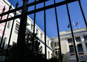 Υπό κατάληψη για σήμερα η ΑΣΟΕΕ, μετά από απόφαση της Γενικής Συνέλευσης του φοιτητικού συλλόγου της σχολής. Οι φοιτητές του Οικονομικού Πανεπιστημίου κλιμακώνουν τις κινητοποιήσεις τους, μετά τις πρόσφατες εξελίξεις που αφορούν την επίθεση καθηγητή μέσα στο αμφιθέατρο της σχολής. Στην ανακοίνωσή του ο φοιτητικός σύλλογος ζητά την απομάκρυνση του συγκεκριμένου καθηγητή, ο οποίος ελέγχεται από τη Δικαιοσύνη για οικονομικές υποθέσεις, αλλά και για αδικήματα σεξουαλικής φύσης, απαιτώντας, παράλληλα,  «να δημοσιοποιηθούν τα πρακτικά της Συγκλήτου από τη συνεδρίαση που αφορούσε το συγκεκριμένο θέμα και να παραιτηθούν όλοι οι εμπλεκόμενοι στη συγκάλυψη, και ο πρύτανης, Δημήτρης Μπουραντώνης».Μεταξύ άλλων, διεκδικούν δωρεάν επαναλαμβανόμενα rapid test για όλους τους φοιτητές, μέτρα προστασίας της υγείας των φοιτητών, ισότιμης πρόσβασης στην επερχόμενη εξεταστική, ενώ απορρίπτουν την προοπτική πανεπιστημιακής αστυνομίας, Παρασκευή 14 Ιανουαρίου 2022  (ΤΑΤΙΑΝΑ ΜΠΟΛΑΡΗ/ EUROKINISSI)