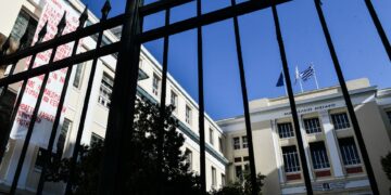 Υπό κατάληψη για σήμερα η ΑΣΟΕΕ, μετά από απόφαση της Γενικής Συνέλευσης του φοιτητικού συλλόγου της σχολής. Οι φοιτητές του Οικονομικού Πανεπιστημίου κλιμακώνουν τις κινητοποιήσεις τους, μετά τις πρόσφατες εξελίξεις που αφορούν την επίθεση καθηγητή μέσα στο αμφιθέατρο της σχολής. Στην ανακοίνωσή του ο φοιτητικός σύλλογος ζητά την απομάκρυνση του συγκεκριμένου καθηγητή, ο οποίος ελέγχεται από τη Δικαιοσύνη για οικονομικές υποθέσεις, αλλά και για αδικήματα σεξουαλικής φύσης, απαιτώντας, παράλληλα,  «να δημοσιοποιηθούν τα πρακτικά της Συγκλήτου από τη συνεδρίαση που αφορούσε το συγκεκριμένο θέμα και να παραιτηθούν όλοι οι εμπλεκόμενοι στη συγκάλυψη, και ο πρύτανης, Δημήτρης Μπουραντώνης».Μεταξύ άλλων, διεκδικούν δωρεάν επαναλαμβανόμενα rapid test για όλους τους φοιτητές, μέτρα προστασίας της υγείας των φοιτητών, ισότιμης πρόσβασης στην επερχόμενη εξεταστική, ενώ απορρίπτουν την προοπτική πανεπιστημιακής αστυνομίας, Παρασκευή 14 Ιανουαρίου 2022  (ΤΑΤΙΑΝΑ ΜΠΟΛΑΡΗ/ EUROKINISSI)