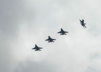 Μαχητικά αεροσκάφη F16 block 52+ με ελληνικά πληρώματα παίρνουν μέρος σε άσκηση στην κοινή εκπαίδευση Ελλήνων και Αμερικανών αεροπόρων χειριστών και πληρωμάτων πολεμικών αεροσκαφών στην 115 Πτέρυγα Μάχης στα Χανιά, Πέμπτη 27 Φεβρουαρίου 2014. Από τις 13 Φεβρουαρίου, στο αεροδρόμιο της 115 Πτέρυγας Μάχης βρίσκονται 12 μαχητικά αεροσκάφη F-15E Strike Eagle που ανήκουν στην 494 Αμερικανική Μοίρα, η οποία εδρεύει στο Λέικενχιθ της Αγγλίας και έφθασε στην Κρήτη με σκοπό την πραγματοποίηση δράσεων συνεκπαίδευσης με Έλληνες αεροπόρους και σύμφωνα με το πρόγραμμα, η κοινή εκπαίδευση ολοκληρώνεται την Παρασκευή. Η αμερικανική αποστολή απαρτίζεται από προσωπικό 259 ατόμων, εκ των οποίων οι 40 είναι χειριστές αεροσκαφών, που μαζί με τους συναδέλφους των F16 block 52+ της 115 εκτελούν κοινές πτήσεις και αποστολές εκπαίδευσης. ΑΠΕ ΜΠΕ/ΑΠΕ ΜΠΕ/ΠΕΤΡΟΣ ΠΑΤΤΑΚΟΣ