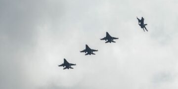 Μαχητικά αεροσκάφη F16 block 52+ με ελληνικά πληρώματα παίρνουν μέρος σε άσκηση στην κοινή εκπαίδευση Ελλήνων και Αμερικανών αεροπόρων χειριστών και πληρωμάτων πολεμικών αεροσκαφών στην 115 Πτέρυγα Μάχης στα Χανιά, Πέμπτη 27 Φεβρουαρίου 2014. Από τις 13 Φεβρουαρίου, στο αεροδρόμιο της 115 Πτέρυγας Μάχης βρίσκονται 12 μαχητικά αεροσκάφη F-15E Strike Eagle που ανήκουν στην 494 Αμερικανική Μοίρα, η οποία εδρεύει στο Λέικενχιθ της Αγγλίας και έφθασε στην Κρήτη με σκοπό την πραγματοποίηση δράσεων συνεκπαίδευσης με Έλληνες αεροπόρους και σύμφωνα με το πρόγραμμα, η κοινή εκπαίδευση ολοκληρώνεται την Παρασκευή. Η αμερικανική αποστολή απαρτίζεται από προσωπικό 259 ατόμων, εκ των οποίων οι 40 είναι χειριστές αεροσκαφών, που μαζί με τους συναδέλφους των F16 block 52+ της 115 εκτελούν κοινές πτήσεις και αποστολές εκπαίδευσης. ΑΠΕ ΜΠΕ/ΑΠΕ ΜΠΕ/ΠΕΤΡΟΣ ΠΑΤΤΑΚΟΣ