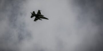 ÁåñïóêÜöïò ôçò ÐïëåìéêÞò Áåñïðïñßáò (äýï F-16, Ýíá Mirage 2000 êáé äýï F-4) ðñáãìáôïðïéåß äïêéìáóôéêÞ äéÝëåõóç ðÜíù áðü ôçí ÁèÞíá ôï ìåóçìÝñé ôçò ÄåõôÝñáò 19 Ìáñôßïõ 2018. Ïé äïêéìáóôéêÝò ðôÞóåéò ðñáãìáôïðïéïýíôáé åí üøåé ôçò óôñáôéùôéêÞò ðáñÝëáóçò ãéá ôïí åïñôáóìü ôçò åèíéêÞò åðåôåßïõ ôçò 25çò Ìáñôßïõ 1821.
(EUROKINISSI/ÃÉÁÍÍÇÓ ÐÁÍÁÃÏÐÏÕËÏÓ)