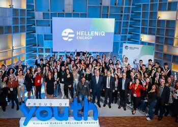 Ομαδική φωτογραφία με τους αριστούχους αποφοίτους Λυκείων της Κοζάνης που βραβεύτηκαν