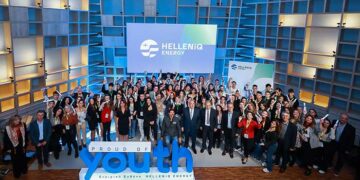 Ομαδική φωτογραφία με τους αριστούχους αποφοίτους Λυκείων της Κοζάνης που βραβεύτηκαν