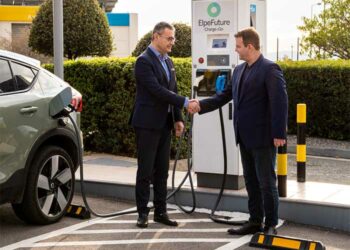 Αριστερά, ο Διευθύνων Σύμβουλος της ElpeFuture κ. Σπύρος Κιαρτζής, ανταλλάσσει χειραψία με τον Πρόεδρο και Διευθύνοντα Σύμβουλο της Volvo Car Hellas κ. Νίκο Γιαννουσά.