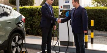 Αριστερά, ο Διευθύνων Σύμβουλος της ElpeFuture κ. Σπύρος Κιαρτζής, ανταλλάσσει χειραψία με τον Πρόεδρο και Διευθύνοντα Σύμβουλο της Volvo Car Hellas κ. Νίκο Γιαννουσά.