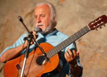 O éäéáßôåñá áãáðçôüò êáé óçìáíôéêüò óõíèÝôçò Íüôçò ÌáõñïõäÞò(óôï óôéãìéüôõðï), ï ìïõóéêüò êáé êéèáñßóôáò Ðáíáãéþôçò ÌÜñãáñçò êáé ç ðïëý áîéüëïãç åñìçíåýôñéá, Áíáóôáóßá ÌïõôóÜôóïõ ðáñïõóßáóáí ìéá ïíåéñéêÞ ìïõóéêÞ ðáñÜóôáóç, óôçí ïðïßá êõñéÜñ÷çóáí áãáðçìÝíá ôñáãïýäéá áðü ôçí ðåñßïäï ôïõ ÑåìðÝôéêïõ êáé ôïõ Ëáúêïý Ôñáãïõäéïý êáé áîÝ÷áóôåò åðéôõ÷ßåò ðïõ öÝñïõí ôçí õðïãñáöÞ ôïõ óõíèÝôç. Ç åêäÞëùóç ðñáãìáôïðïéÞèçêå óôï éóôïñéêü ìïõóåßï ôçò ¾äñáò, óôá ðëáßóéá ôùí ðïëéôéóôéêþí åêäçëþóåùí ðïõ äéïñãáíþíåé ç íïìáñ÷ßá ÐåéñáéÜ. ÐáñáóêåõÞ, 10 Áõãïýóôïõ 2007.