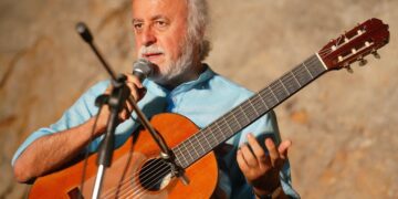 O éäéáßôåñá áãáðçôüò êáé óçìáíôéêüò óõíèÝôçò Íüôçò ÌáõñïõäÞò(óôï óôéãìéüôõðï), ï ìïõóéêüò êáé êéèáñßóôáò Ðáíáãéþôçò ÌÜñãáñçò êáé ç ðïëý áîéüëïãç åñìçíåýôñéá, Áíáóôáóßá ÌïõôóÜôóïõ ðáñïõóßáóáí ìéá ïíåéñéêÞ ìïõóéêÞ ðáñÜóôáóç, óôçí ïðïßá êõñéÜñ÷çóáí áãáðçìÝíá ôñáãïýäéá áðü ôçí ðåñßïäï ôïõ ÑåìðÝôéêïõ êáé ôïõ Ëáúêïý Ôñáãïõäéïý êáé áîÝ÷áóôåò åðéôõ÷ßåò ðïõ öÝñïõí ôçí õðïãñáöÞ ôïõ óõíèÝôç. Ç åêäÞëùóç ðñáãìáôïðïéÞèçêå óôï éóôïñéêü ìïõóåßï ôçò ¾äñáò, óôá ðëáßóéá ôùí ðïëéôéóôéêþí åêäçëþóåùí ðïõ äéïñãáíþíåé ç íïìáñ÷ßá ÐåéñáéÜ. ÐáñáóêåõÞ, 10 Áõãïýóôïõ 2007.