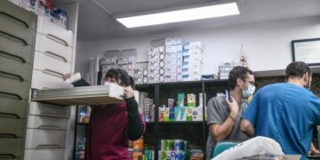 Σοβαρές ελλείψεις σε φάρμακα καταγγέλλουν οι φαρμακοποιοί, σε περίοδο έξαρσης αναπνευστικών λοιμώξεων, γρίπης και κορονοϊού.Οι πιο σοβαρές ελλείψεις παρατηρούνται στα παιδικά αναλγητικά και σιρόπια, Παρασκευή 30 Δεκεμβρίου 2022 (ΤΑΤΙΑΝΑ ΜΠΟΛΑΡΗ/EUROKINISSI)